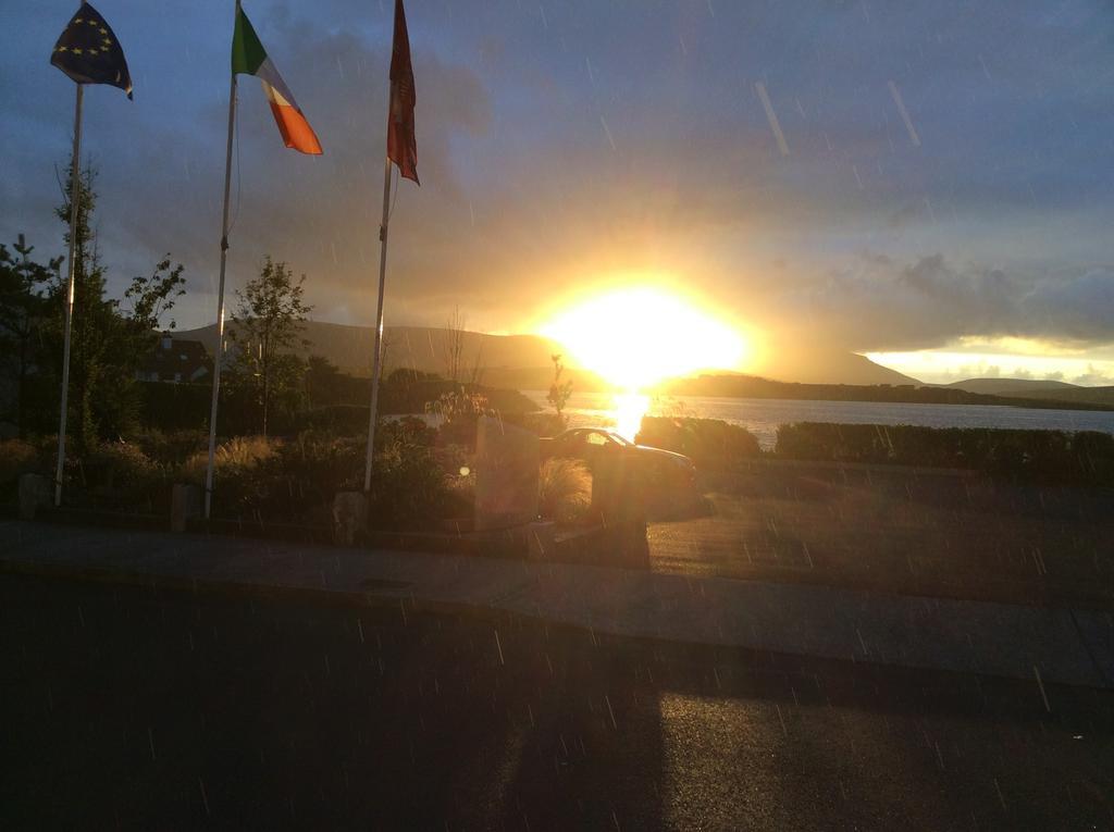 Achill Sound Hotel - Ostan Ghob A'Choire Екстер'єр фото