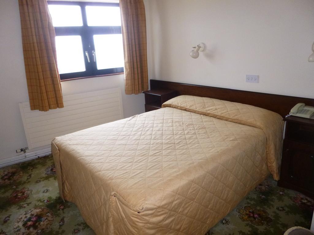Achill Sound Hotel - Ostan Ghob A'Choire Екстер'єр фото