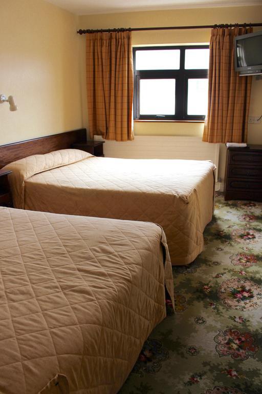 Achill Sound Hotel - Ostan Ghob A'Choire Екстер'єр фото
