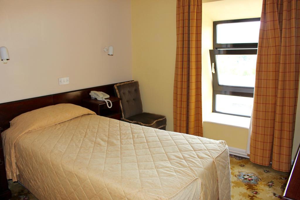 Achill Sound Hotel - Ostan Ghob A'Choire Екстер'єр фото